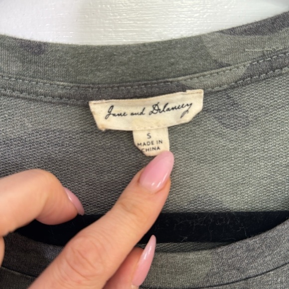 Jane and Delancey Green Casual Raglan Long Sleeve Shirt - Picture 4 of 9